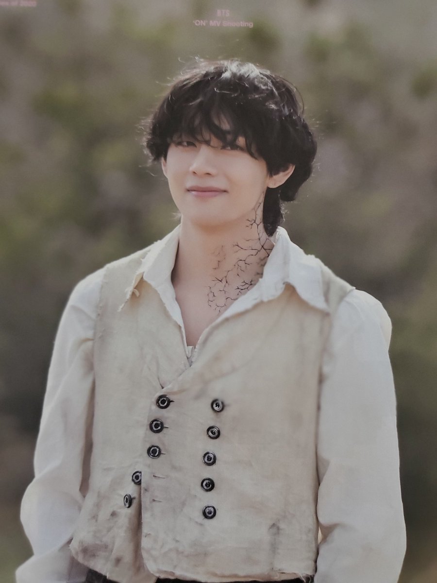 JAnn975's tweet photo. #HappyBirthdayTaehyung Congratulations on his birthday to BTS Good Boy Kim Taehyung #v #taehyung #kimtaehyung #taetae 🎁🥳 https://t.co/06qou1Z4IK
