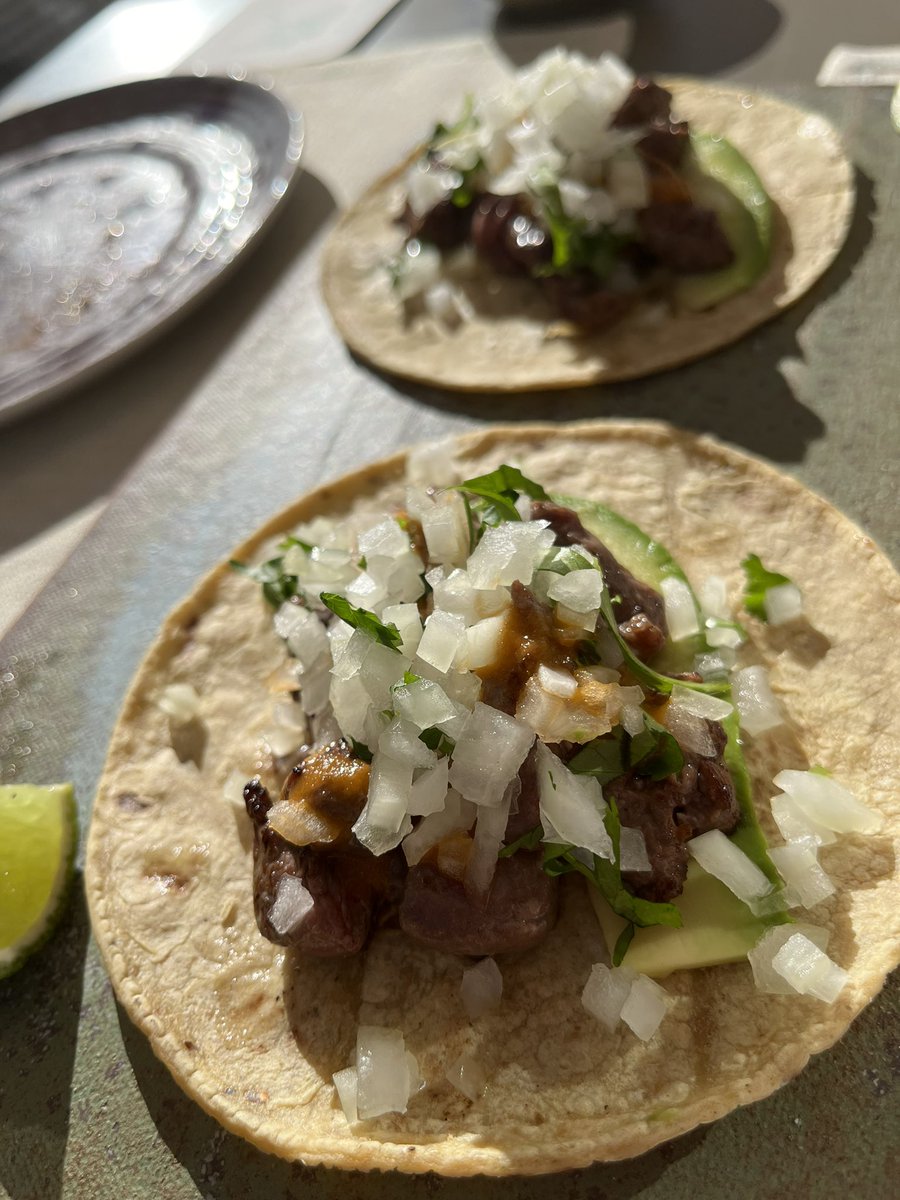 Que maravilla tener un restaurante mexicano de referencia en Marbella. Todo espectacular en Mantarraya Max del gran <a href="/RobertoPuntoMX/">Roberto Ruiz</a>.