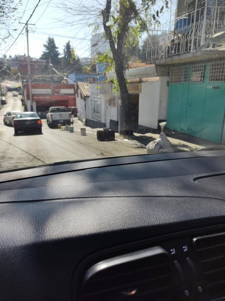 magant83's tweet photo. @UCS_GCDMX Solicitando NUEVAMENTE su apoyo para retirar objetos en la @AlcCuajimalpa @AdrianRubalcava en la Calle Ocampo esquina José Ma. Castorena y también con esquina Juárez. https://t.co/ACpgLa8WKz