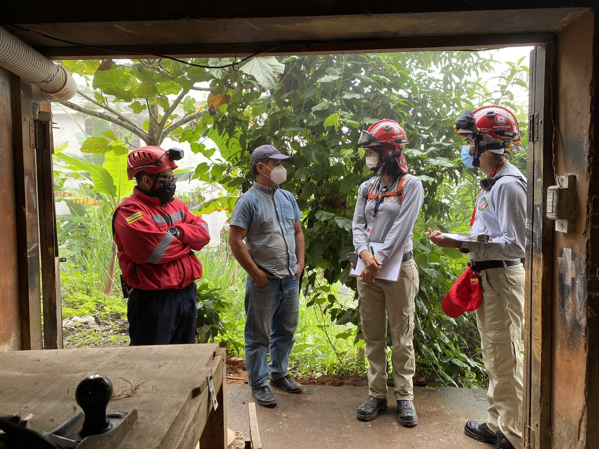 #BomberosCuenca realiza evaluaciones estructurales en varios domicilios, ubicados en la calle 9 de Octubre - #Zaruma, para coordinar acciones posteriores con la Mesa Técnica Nro. 7 y actualización del tablero de control de evaluación de daños por parte de MIDUVI y <a href="/Riesgos_Ec/">Riesgos Ecuador</a>.