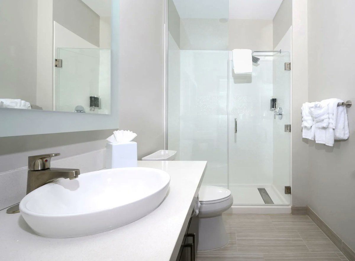 stayRevisn's tweet photo. Relocating to #Raleigh or seeking #TransitionalHousing? #Revisn is your extended-stay solution! Skip the hotel and book with us for a hotel-like experience in your own #FullyFurnished apartment. Book a residence or tour today at 919-999-0160! Learn more: https://t.co/SdQnFBiXm7 https://t.co/K8Nrfg2cWk