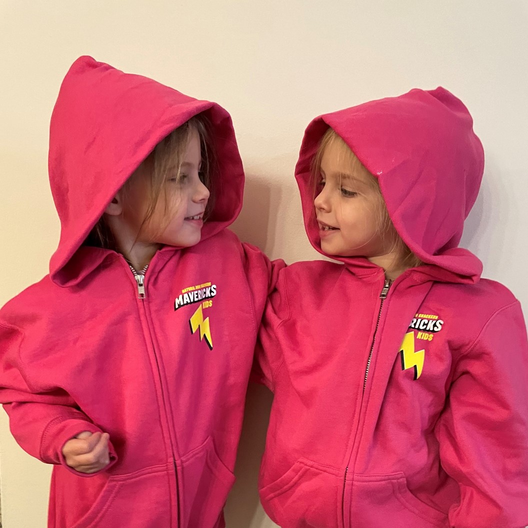 #Twinning takes on a whole new meaning for this stylin’ snack duo! 👯‍♀️ We want to see photos of your Mavericks in action, enjoying our snacks – email snaps to hello@mavericksnacks.com, and we’ll send you a box of your favorites plus some sweet swag in return! 👌🏻