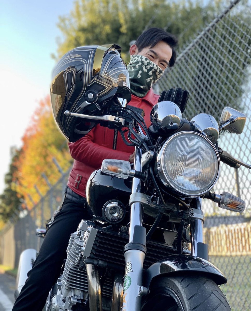 Photos simply don't do the Airflite El Centro justice as it packs a pretty heavy punch of pearl sparkle in its paint!
•
•
📸 : @mashishi_mashimashi #icon1000 #onepossiblefuture #iconmotosports #Airflite #AirfliteElCentro #ElCentro #iconhelmet