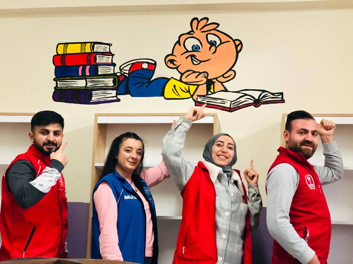 GSB_BitlisGM's tweet photo. "Haydi Çocuklar Bu Kütüphane Tam Kitap Okumalık"🤗📖

Gönüllülerimiz ile birlikte MNG Kargo İlkokulu'nda bulunan kütüphane duvarlarını rengarenk resimler ile donattık. Gönüllülerimizin fırçalarından geriye rengarenk bir kütüphane kaldı.
#GönüllülükKulübü
#OkulumRengarenk https://t.co/7PFjHKWUzF