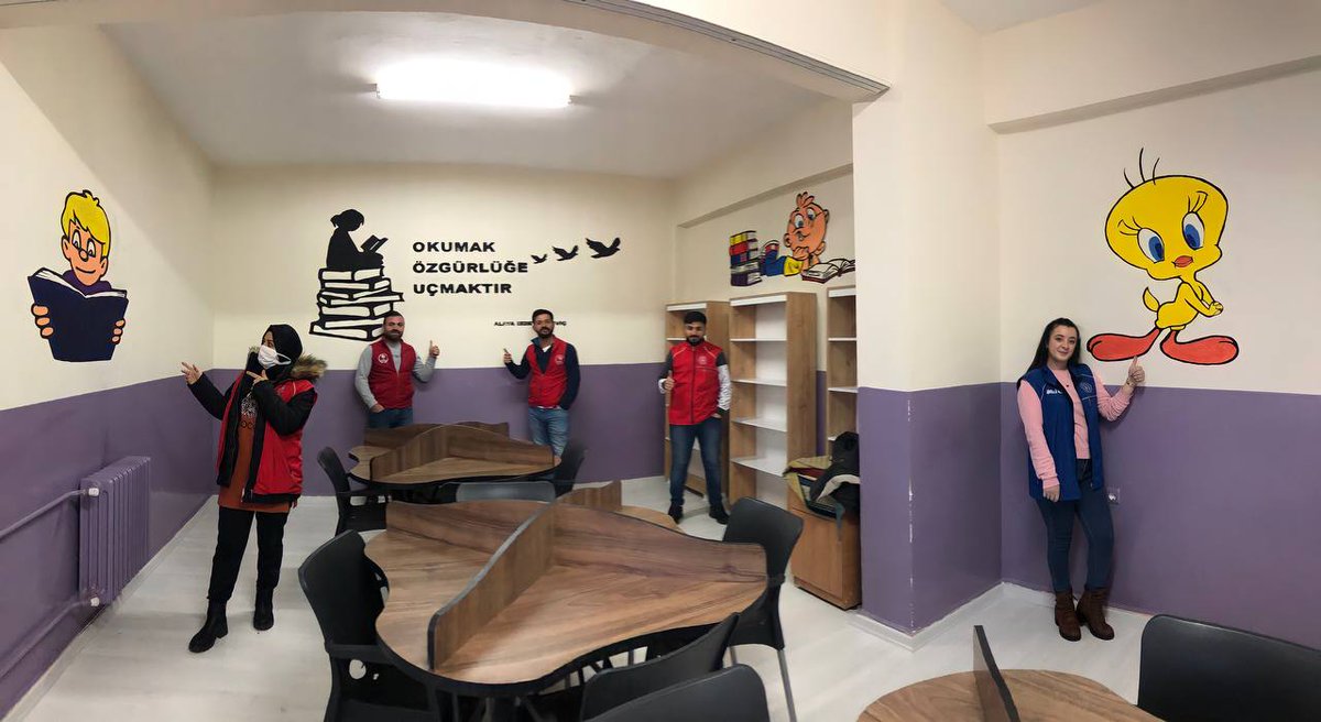 GSB_BitlisGM's tweet photo. "Haydi Çocuklar Bu Kütüphane Tam Kitap Okumalık"🤗📖

Gönüllülerimiz ile birlikte MNG Kargo İlkokulu'nda bulunan kütüphane duvarlarını rengarenk resimler ile donattık. Gönüllülerimizin fırçalarından geriye rengarenk bir kütüphane kaldı.
#GönüllülükKulübü
#OkulumRengarenk https://t.co/7PFjHKWUzF