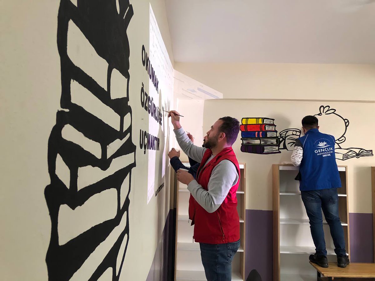 "Haydi Çocuklar Bu Kütüphane Tam Kitap Okumalık"🤗📖

Gönüllülerimiz ile birlikte MNG Kargo İlkokulu'nda bulunan kütüphane duvarlarını rengarenk resimler ile donattık. Gönüllülerimizin fırçalarından geriye rengarenk bir kütüphane kaldı.
#GönüllülükKulübü
#OkulumRengarenk