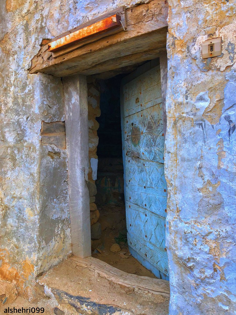 لاتسأل الدار عمّن كان يسكُنها
الباب يُخّبر أن الأهل قد رحلو...