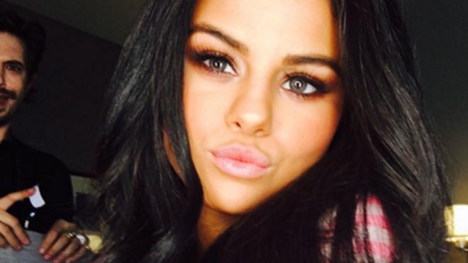 seIenaxbritney's tweet photo. selena gomez with black hair>> https://t.co/9qVfqmcl2x