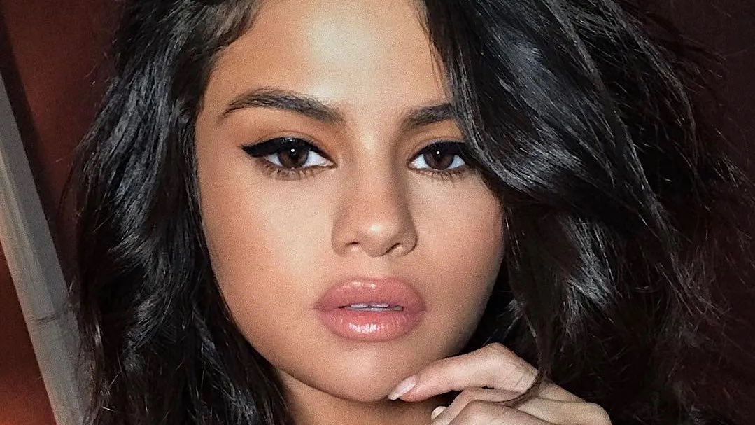seIenaxbritney's tweet photo. selena gomez with black hair>> https://t.co/9qVfqmcl2x