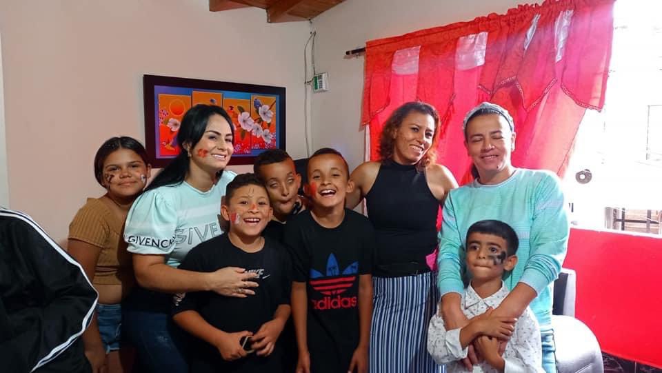 LaNoviaSad's tweet photo. De parte de todos tengan un feliz fin de año y esperamos disfruten con su familia. https://t.co/L2CBg6JMol