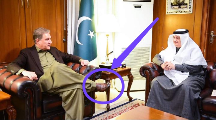 imusamamalik's tweet photo. ��اکستان اگر دنیا کی سپر پاور بھی ہوتا تب بھی ہمارے وزیر خارجہ کو ایسی نیچ حرکت نہیں کرنی چائیے تھی کیونکہ گھر آئے مہمان کی عزت کرنا ہمارا دینی فرض اور کلچر ہے۔ شاہ محمود قریشی نے ایسی کرکے صرف پاکستان کو نقصان پہنچایا ہے۔
@ImranKhanPTI https://t.co/Gj4MECWGoa