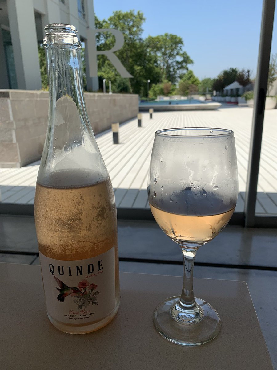 danielgodoy312's tweet photo. Al color lo combatimos con este brut rose @vinacolltda #hugo zamora su enólogo aplausos @MattBerrondo @Vinarquia https://t.co/C2ffIZv6Nz