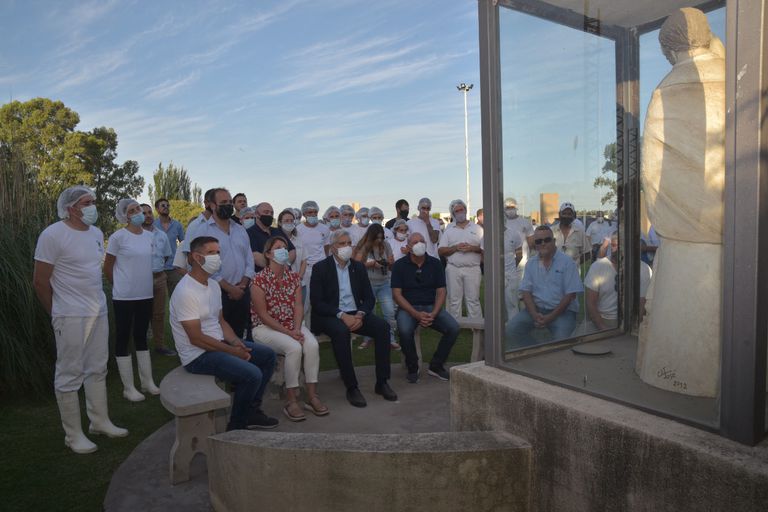 El rezo de un ministro en una planta incendiada dlvr.it/SGCsW1