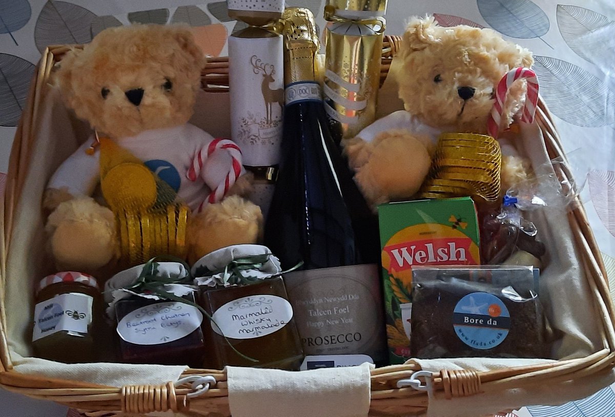 Basged groeso - Welcome Basket. @ffadacoffi @Welsh_Brew_Tea @welshbrewtea #homemade #marmalade #chutney #mel #honey #prosecco #teddybear
