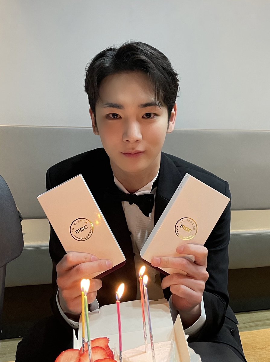 👏🏆🦊🏆👏

#KEY #키
#SHINee #샤이니 
#2021MBC방송연예대상
#인기상 #나혼자산다 #PD상