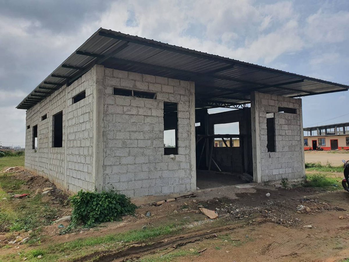 Larry_vite's tweet photo. R E I N A D E L C I S N E
#LAcasaComunal
Avanzamos con los trabajos de construcción de la casa comunal de la Cdla. Reina del Cisne, donde se realiza el enlucido de paredes y demás obras obras complementarias.
LArry Alcalde ✔️🐪
#VoluntadDeAcero 💪🏾 https://t.co/IP6eEfkkpm