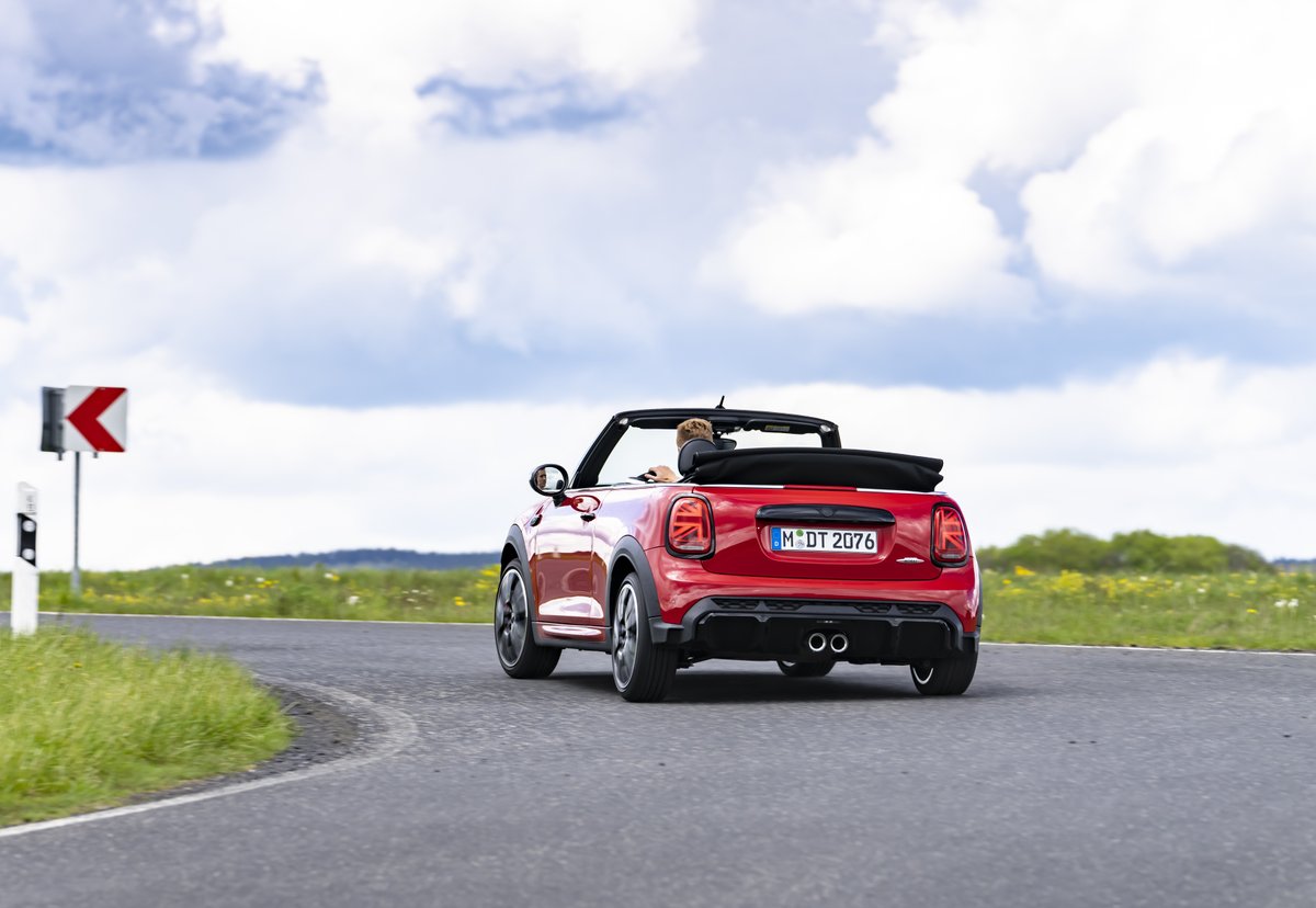 Nei momenti tristi c’è sempre un attimo di euforia. E durante il nostro viaggio verso l’addio a Twitter passa una canzone che ci dà gioia come quando siamo al volante di una MINI JCW Cabrio col vento nei capelli. open.spotify.com/track/0smyCrJi…