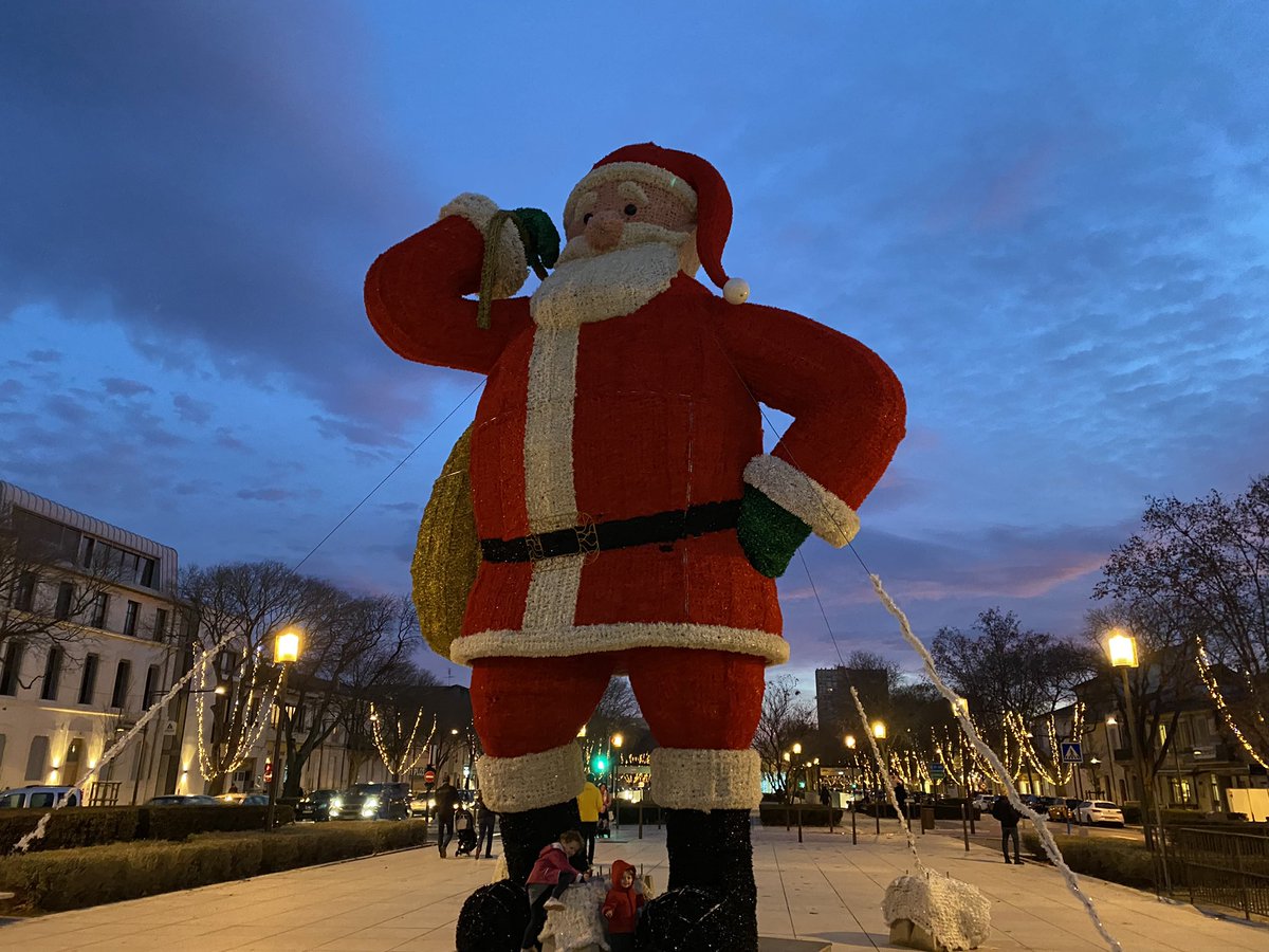 Kro_solano's tweet photo. Noël passé, à Nîmes le Père Noël a perdu sa lumière https://t.co/YQfbba4Sms