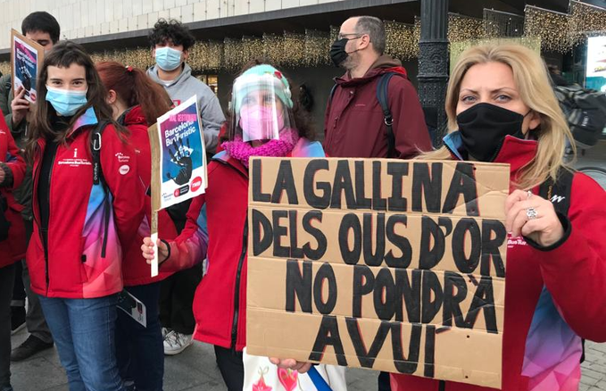 CUPBarcelona's tweet photo. Tot el nostre suport a la vaga dels treballadors i treballadores de Barcelona Bus Turístic @BarcelonaTurism. 

Millor gestió, més drets i aturar l’expedient temporal de regulació d’ocupació que ja no és necessari. #DretsDeTotes ✊ https://t.co/b6H0hrwJuB