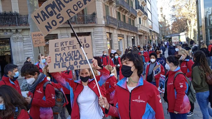CUPBarcelona's tweet photo. Tot el nostre suport a la vaga dels treballadors i treballadores de Barcelona Bus Turístic @BarcelonaTurism. 

Millor gestió, més drets i aturar l’expedient temporal de regulació d’ocupació que ja no és necessari. #DretsDeTotes ✊ https://t.co/b6H0hrwJuB