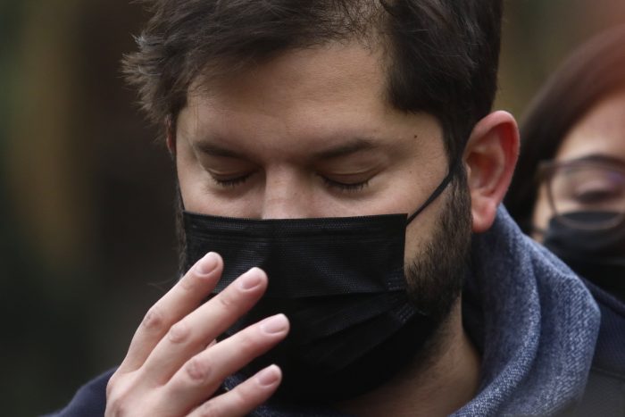 LTIMAHORA10's tweet photo. ¿Ya lo notaron? El candidato que ofreció en su programa un abono a las  pensiones de 250 mil ahora dice que no hay plata para pagar 185 mil.
¿Entonces no manejaba la cifra? Vamos a empezar con la caída de los tongos y ofertones falsos. https://t.co/LjPPeZXVuJ