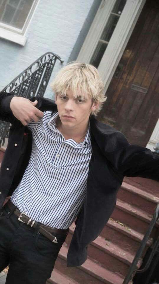 Happy Birthday Ross Lynch.          