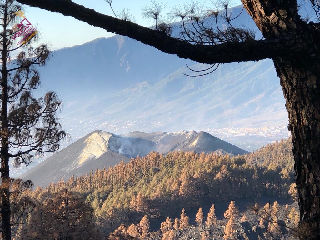 involcan's tweet photo. Fotografía del edificio volcánico formado en la erupción de Cumbre Vieja (#LaPalma) / Photograph of the volcanic edifice formed in the Cumbre Vieja eruption (#LaPalma) https://t.co/DappERYiJD