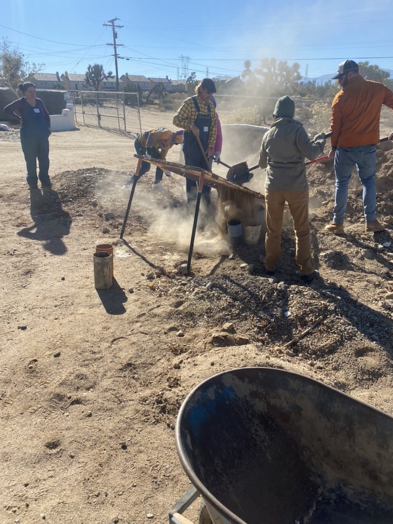 esalazar562's tweet photo. Learning about to build earthbag structures at CalEarth in a hesperia.
#calearth #earthbag #fallbrook https://t.co/IF2Ftpb7Yx