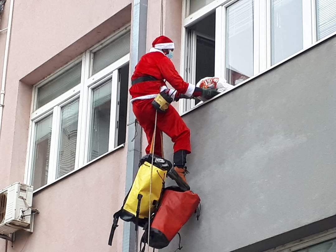 joovanica88's tweet photo. Spuštajući se uz pomoć konopaca sa krovova dečijih klinika u Nišu, pripadnici Gorske službe spasavanja obučeni u kostime Deda Mraza, podelili su danas paketiće deci koja se nalaze na bolničkom lečenju. 

Veliko bravo za ove ljude 👏 https://t.co/qRh2Kx1zXU