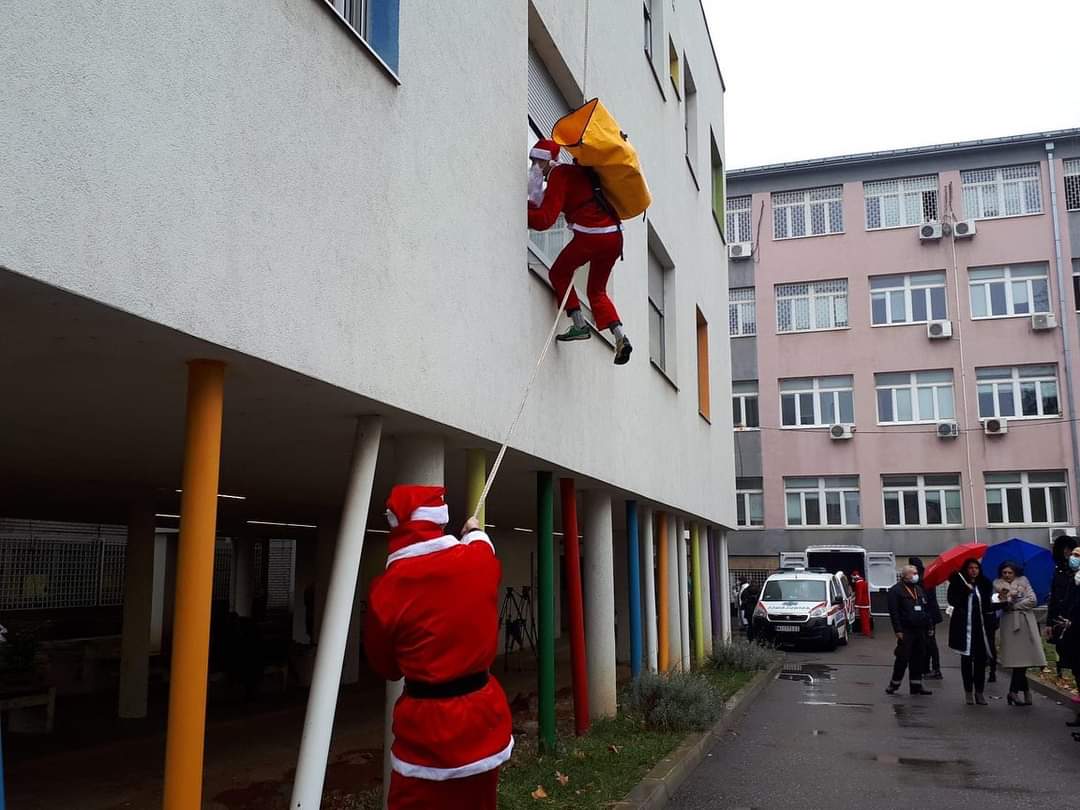 joovanica88's tweet photo. Spuštajući se uz pomoć konopaca sa krovova dečijih klinika u Nišu, pripadnici Gorske službe spasavanja obučeni u kostime Deda Mraza, podelili su danas paketiće deci koja se nalaze na bolničkom lečenju. 

Veliko bravo za ove ljude 👏 https://t.co/qRh2Kx1zXU