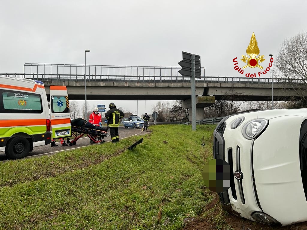 vvfveneto's tweet photo. #29dicembre #IsoladellaScala(VR), nel pomeriggio, perde il controllo dell’auto finendo rovesciato su un fianco: ferito un anziano. #Vigilidelfuoco estraggono l’uomo preso in cura dal @SUEM_Veneto #soccorsiquotidiani https://t.co/75803zQfxM