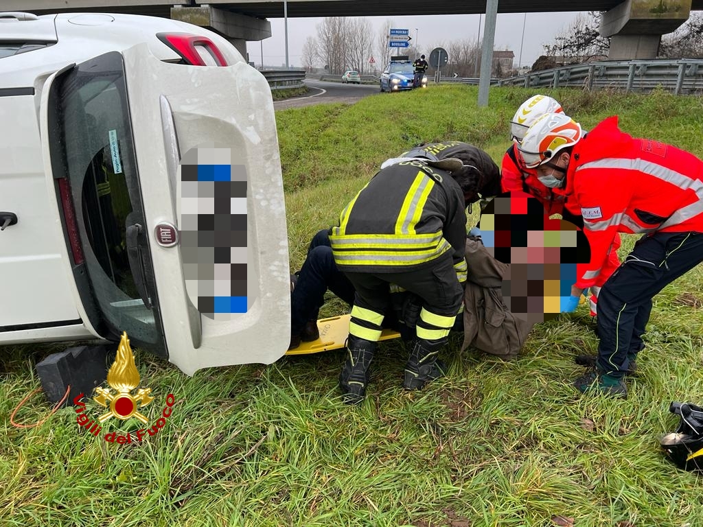 vvfveneto's tweet photo. #29dicembre #IsoladellaScala(VR), nel pomeriggio, perde il controllo dell’auto finendo rovesciato su un fianco: ferito un anziano. #Vigilidelfuoco estraggono l’uomo preso in cura dal @SUEM_Veneto #soccorsiquotidiani https://t.co/75803zQfxM
