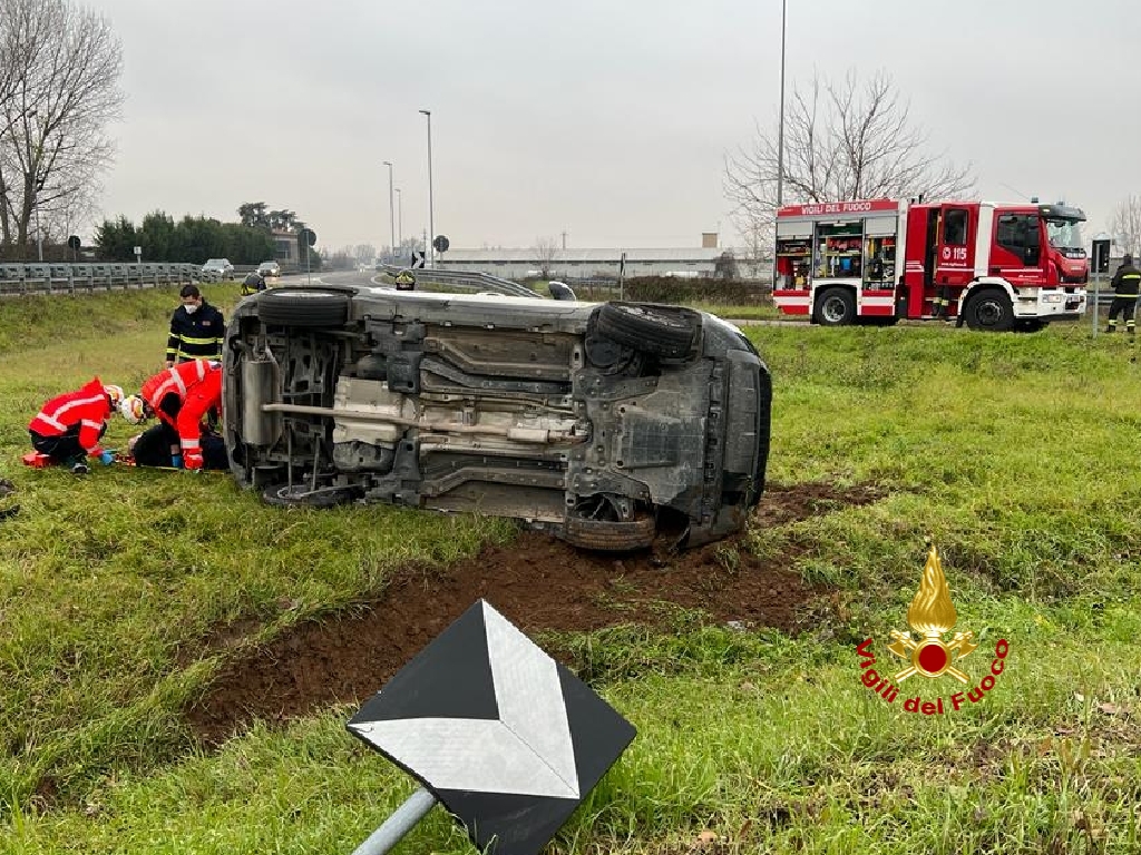 vvfveneto's tweet photo. #29dicembre #IsoladellaScala(VR), nel pomeriggio, perde il controllo dell’auto finendo rovesciato su un fianco: ferito un anziano. #Vigilidelfuoco estraggono l’uomo preso in cura dal @SUEM_Veneto #soccorsiquotidiani https://t.co/75803zQfxM