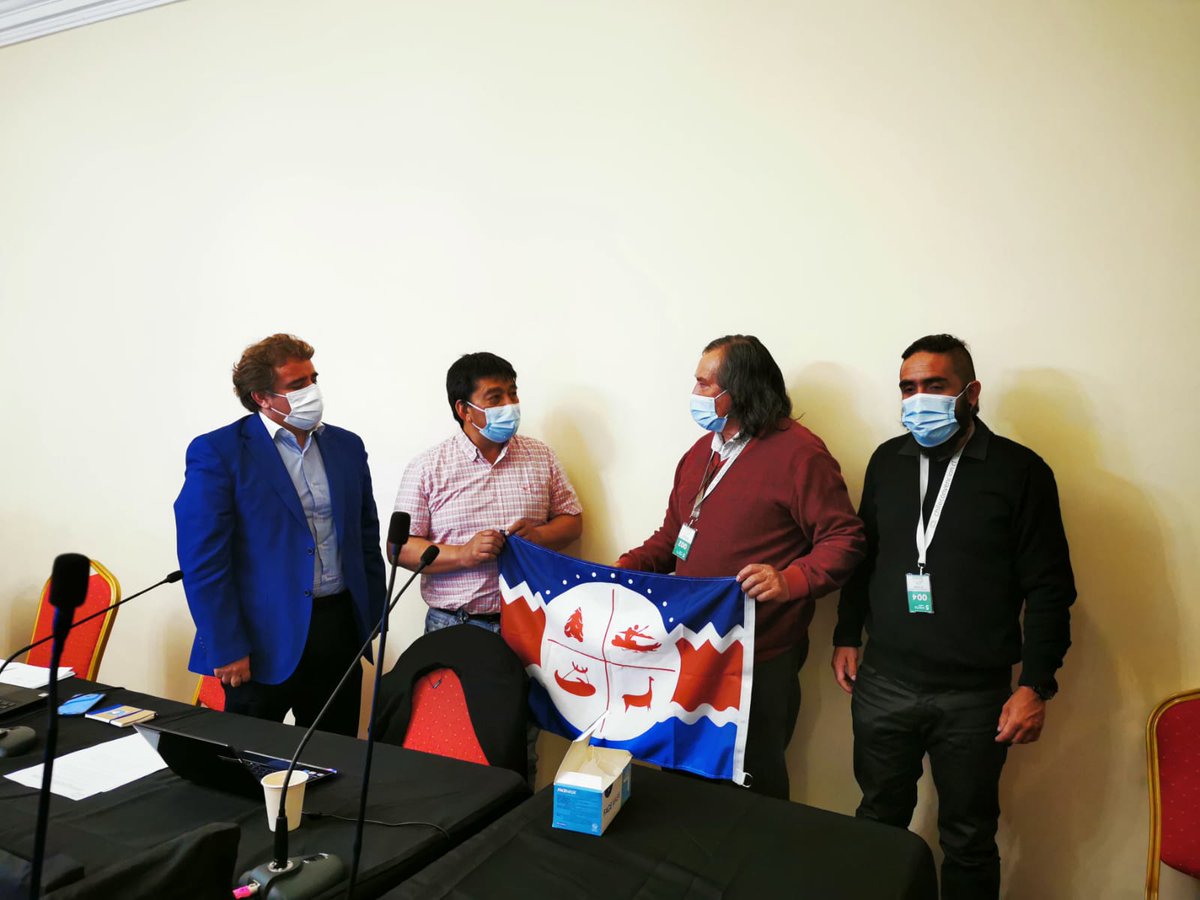 ChangoPueblo's tweet photo. El día de hoy el Consejo Nacional del Pueblo Chango hizo la entrega de la Whipala Oficial del Pueblo Chango a la @convencioncl y a su presidenta @ElisaLoncon 
Agradecemos a nuestros Consejeros que viajaron desde Barranquilla, Chañaral de Aceituno y Valparaíso. https://t.co/b65erChtk4