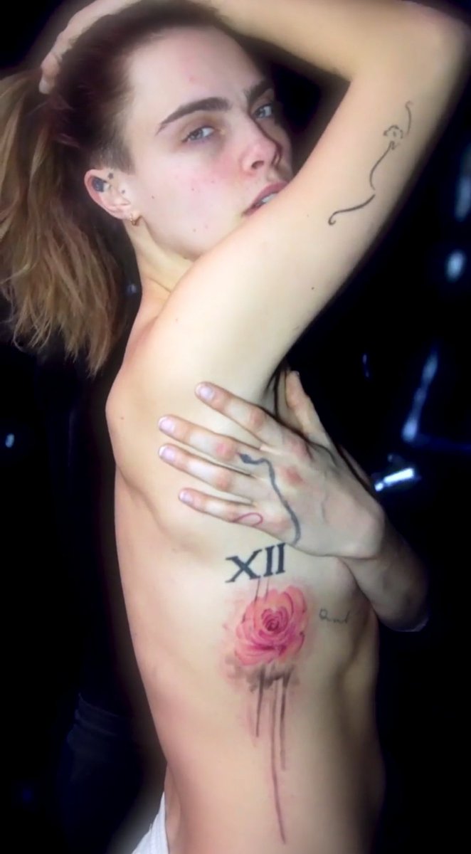 selenagomezbr's tweet photo. ESTAMOS SURTANDO!

A tatuagem nova de Selena Gomez é em conjunto com sua amiga, Cara Delevingne. Lembrando que em 2014, ambas se chamavam carinhosamente de "Rosebud". ❤🌹

@portalcaradbr 👀 https://t.co/bmV5UZ4esZ