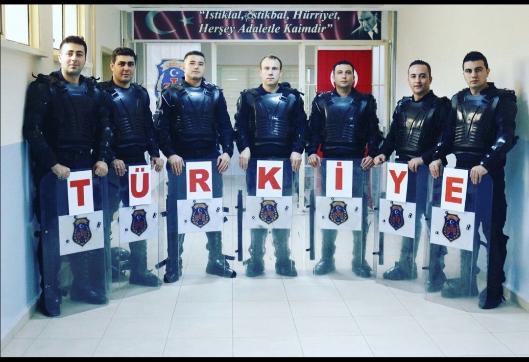 Hakan4654's tweet photo. En stresli meslek her ceşit sucluyla ugrasiyorsun,fazla mesayi ücreti yok, fazla çalışmaya izin yok,bu yıl kanuni hakkımız olan yıllık izin yok,2 yıldır sayısız PCR testi yurtlarda cezaevlerinde sevdiklerimizden ayri çalıştık,en fazla soruşturma geçiren kitleyiz #CezaevindeMEMUR https://t.co/SqRgwvvFhu