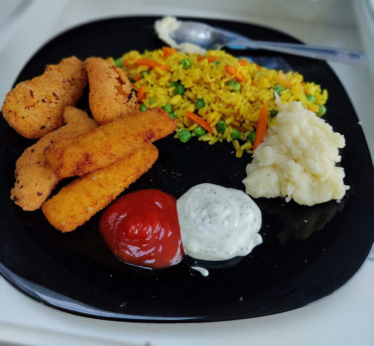 AyazBinSabir2's tweet image. Day 2 - Healthy Eating

Menu:
- Finger Fish (Birds Eye)
- Breaded Chicken (homemade)
- Mashed Potatos (homemade)
- Vegetable rice (homemade)

FYI: all while working on an NFT project.

#chefinthemaking #holidaycooking