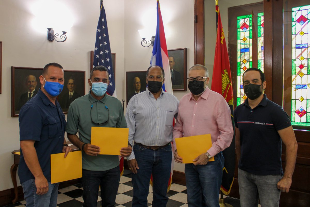 elsoldepr's tweet photo. Senador Ramoncito Ruíz entrega cheques para obras y mejoras permanentes a alcaldes y entidades sin fines de lucro https://t.co/we9N6YPIC4  Los cheques son provenientes de la asignación de fondos para obras y mejoras permanentes, para actividades cívicas, culturales y deportivas. https://t.co/bt1ezGzzGI