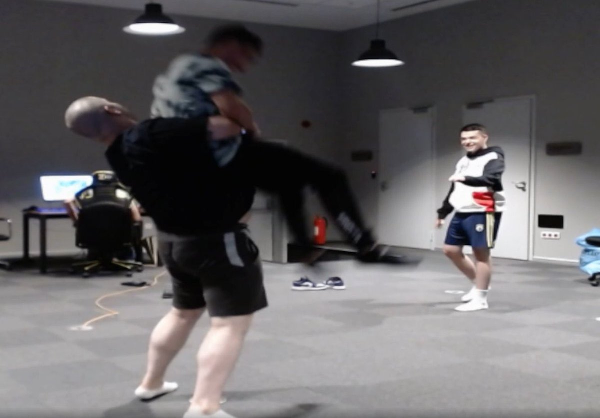 + Aşabildin mi o sahneyi?
- Hangi sahneyi?
+