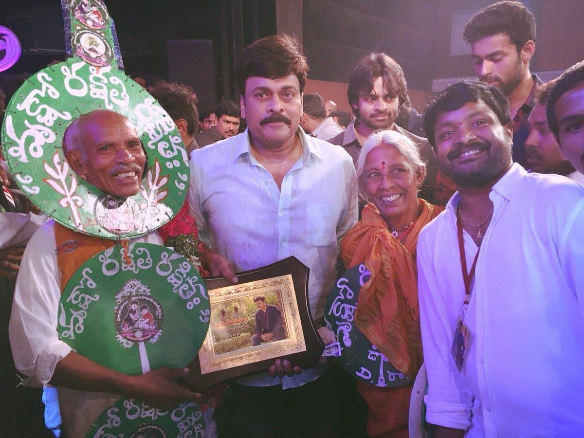 DizisSANDY's tweet photo. Yes Boss Megastar @KChiruTweets Felicitated DariPalli Ramaiah in #Mega60 Event 

[ Fans Celebrated Boss 60th Birthday a day Before actual Celebrities in Park Hayat ] 

@Alwayssumanthh Anna From your village right ? https://t.co/b3y0J9hLBc