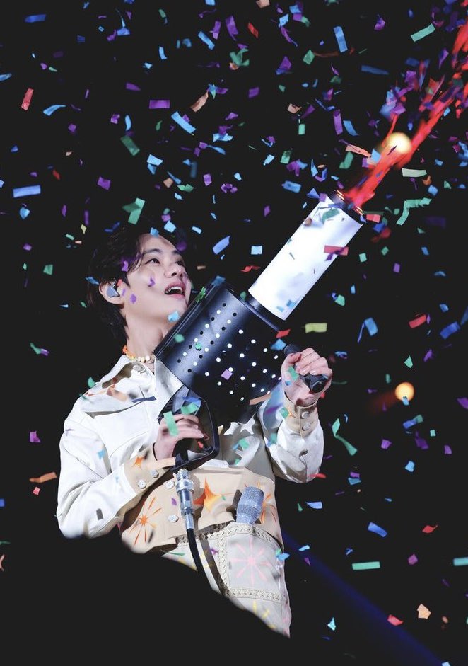 moonlightxksj's tweet photo. happy birthday darling I love you so much and I hope you'll always be happy 💜 @BTS_twt #HappyBirthdayTaehyung #HAPPYVDAY #HappyTaehyungDay #WinterMiracleV https://t.co/N5GF9CpQzT