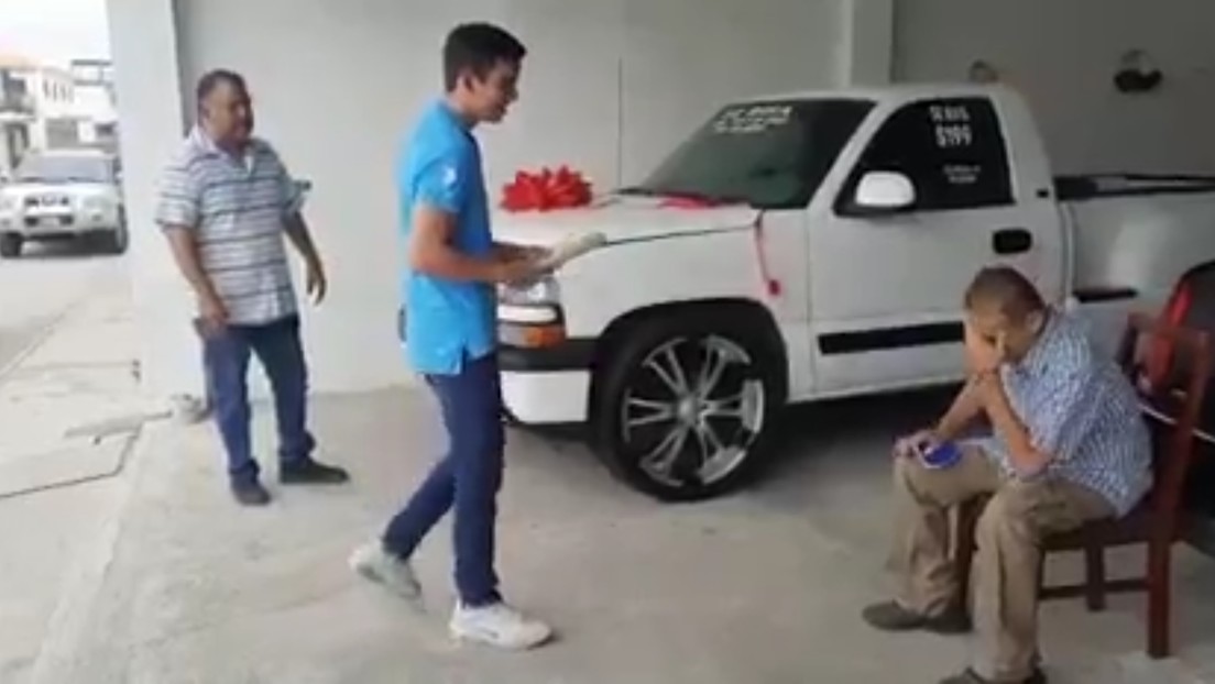 En el estado de Tabasco, México, un hombre que padece cáncer de estómago se vio obligado a rifar su camioneta para pagar los gastos médicos del tratamiento. Lo que nunca esperó fue que el ganador del sorteo le devolviera el vehículo como un obsequio. (RT) #29Dic