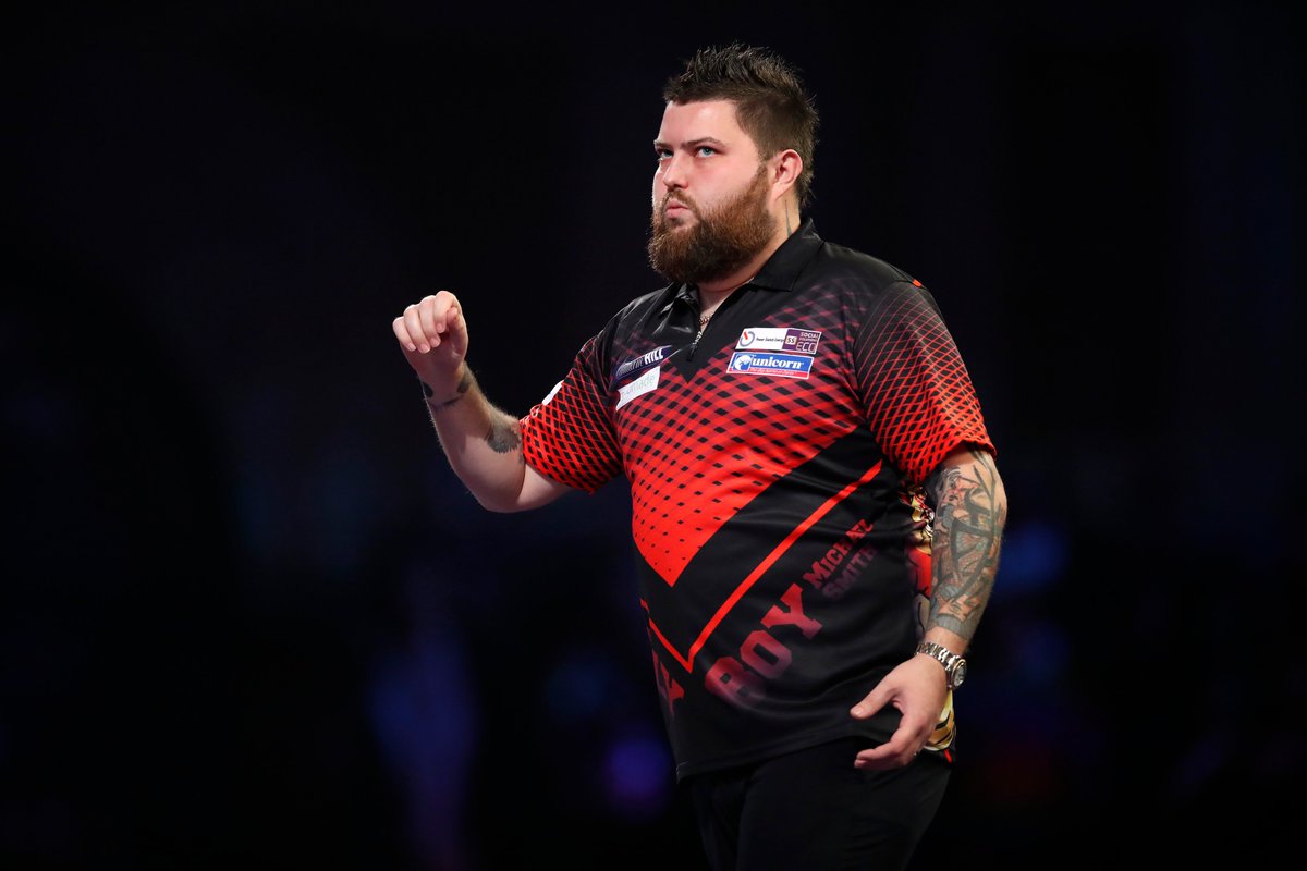 bet365's tweet photo. 𝐀𝐧 𝐀𝐥𝐥𝐲 𝐏𝐚𝐥𝐥𝐲 𝐜𝐥𝐚𝐬𝐬𝐢𝐜!

Michael Smith was two sets down and against the throw.

He's turned the match around, including a 121 high checkout, to defeat Jonny Clayton in a deciding set tiebreak. https://t.co/UcXF2oxFC0
