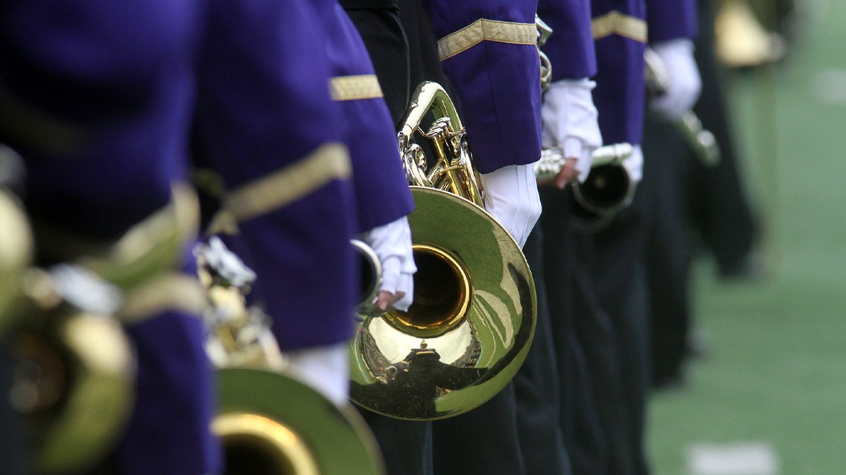 CC_MD's tweet photo. At 7 p.m.: Mega Midweek Music Mashup! feat. new beats from @RufusBmore, and the Baltimore Marching @Ravens drumline! 🥁🎶

https://t.co/SHkqDDYisU

Presented by @mccormickspices 
Sponsored by @TruistNews 

#comfortandjoy2021 #holidaymusic #bmorecreatives #christmasmusic https://t.co/QsNOv8Wm2H