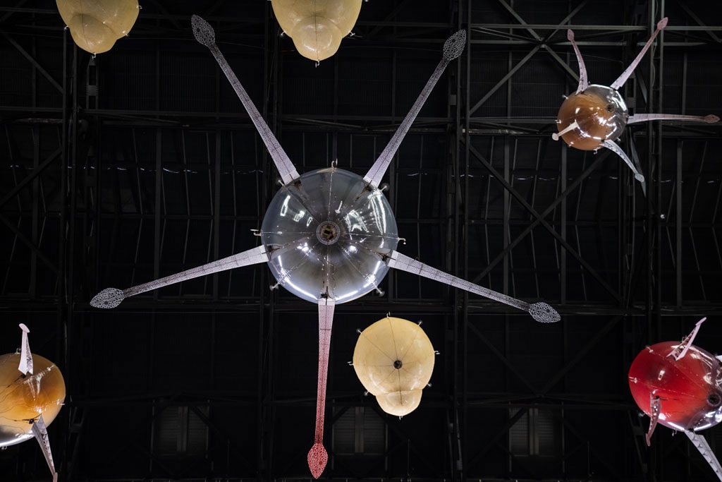 CRONYcreative's tweet photo. #CRONYloves Anicka Yi’s multi-sensory experience of air and sea, making generous use of the cavernous space of Tate Modern’s Turbine Hall in London. 

#inspiration #experiential #immersive #multisensory #experience #artinstallation #artificialintelligence https://t.co/pnfSs1FstU