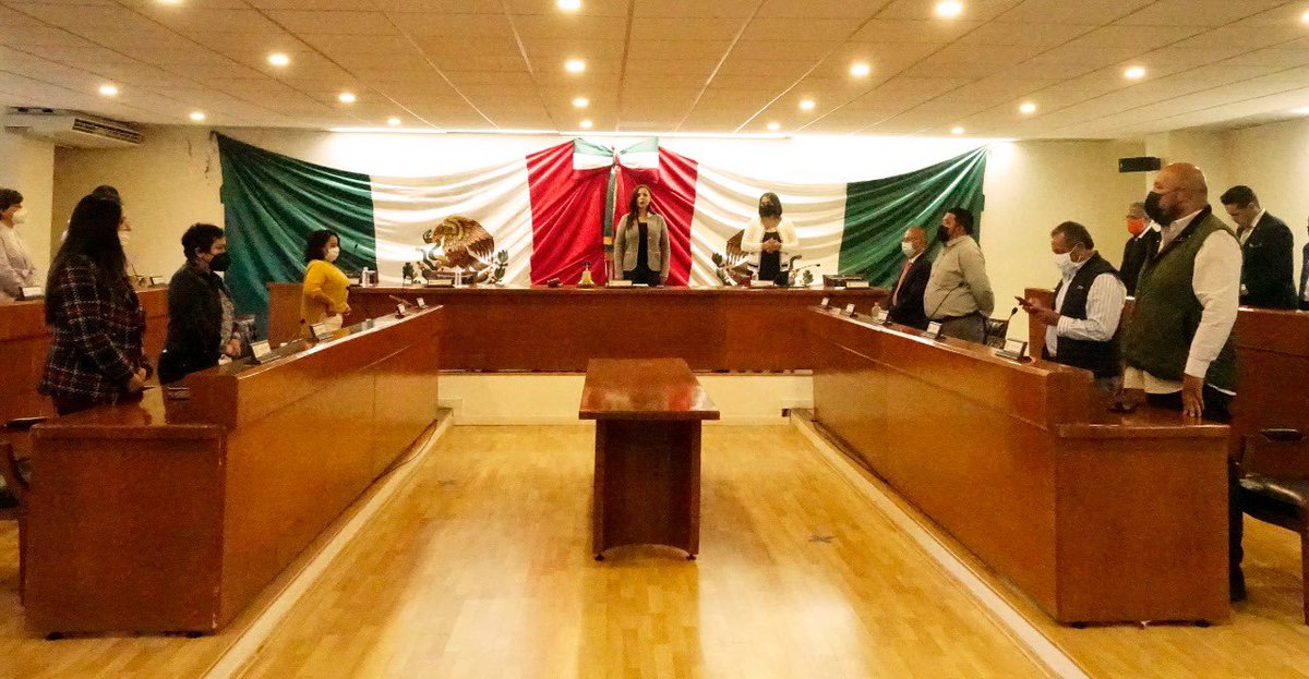 PDuranReveles's tweet photo. Para mi gobierno la #UNA ha sido una prioridad, por lo que descalifico a quienes lo señalaron como un proyecto inviable. 

Agradezco al Presidente @lopezobrador_ y a la titular de la @SEP_mx @delfinagomeza, su apoyo invaluable en beneficio de las y los jóvenes mexiquenses. https://t.co/EfGgXLXjdL
