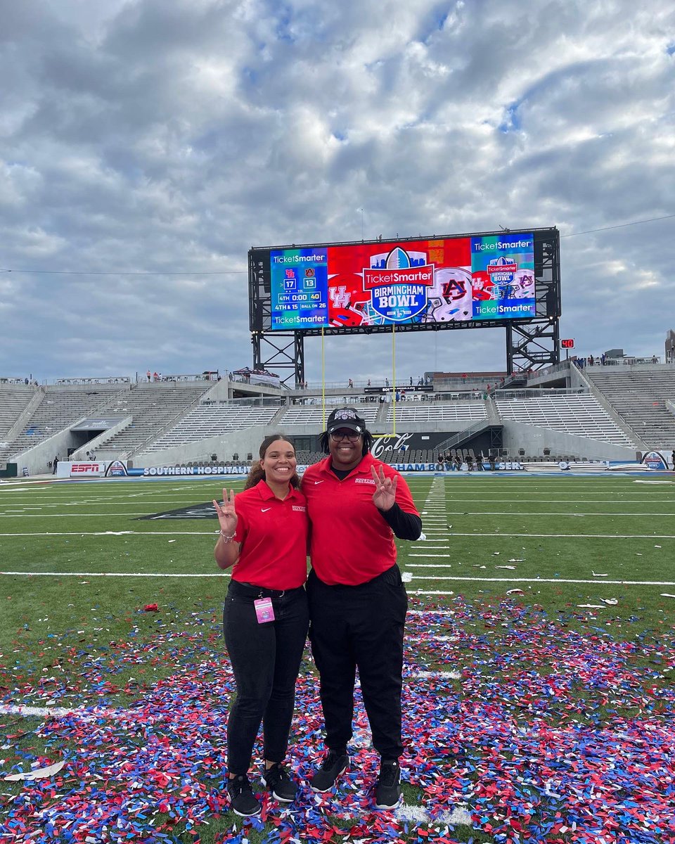 NaturallyNatura's tweet photo. Big Win for the Houston Cougars! Birmingham Bowl Game! 🐾 #UH #AthleticTraining #GoCoogs #ATsAreEssential #MATStudent https://t.co/QhxCDrYZiY