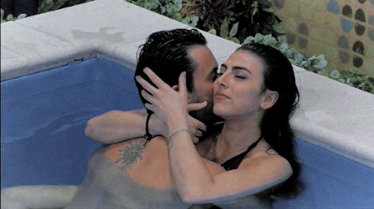 federicapaparo's tweet photo. Chimica, voglia di baciarsi, paura di lasciarsi andare, ma c’era tanta intimità. Quella serata è stata perfetta così.  ❤️ 

Quella casa non vedrà mai più qualcosa di così bello, vero, puro. #prelemi https://t.co/BKKdtB4eTg