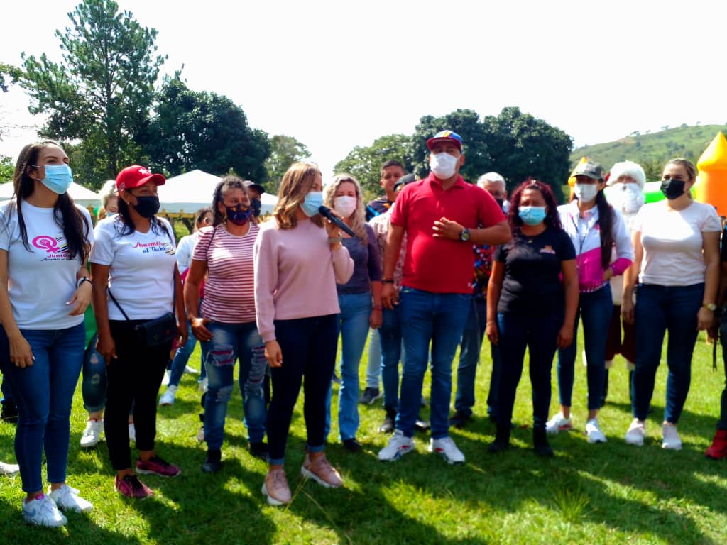 🎁#Hoy || Culminó la #RutaDeLaAlegria 
Durante la mañana acompañada por la primera dama del estado, Karen Durán de Bernal. Y en horas de la tarde recorriendo varias #UBCH del casco central de #Rubio

🇻🇪 Diputado Triana alegrando corazones de los niños y niñas de la #Frontera.