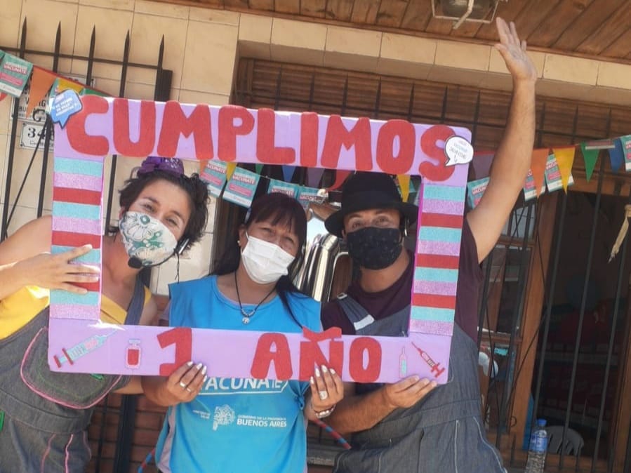 lriesgo's tweet photo. UN AÑO DEL LANZAMIENTO DE #BuenosAiresVacunate ❤️💉

👉 En articulación con @Saludbap, realizamos shows e intervenciones artísticas en distintos vacunatorios de la Provincia, para quienes esperaban su vacuna y para el personal de salud.

365 días de solidaridad y compromiso ❤️💉 https://t.co/porWTHjymx